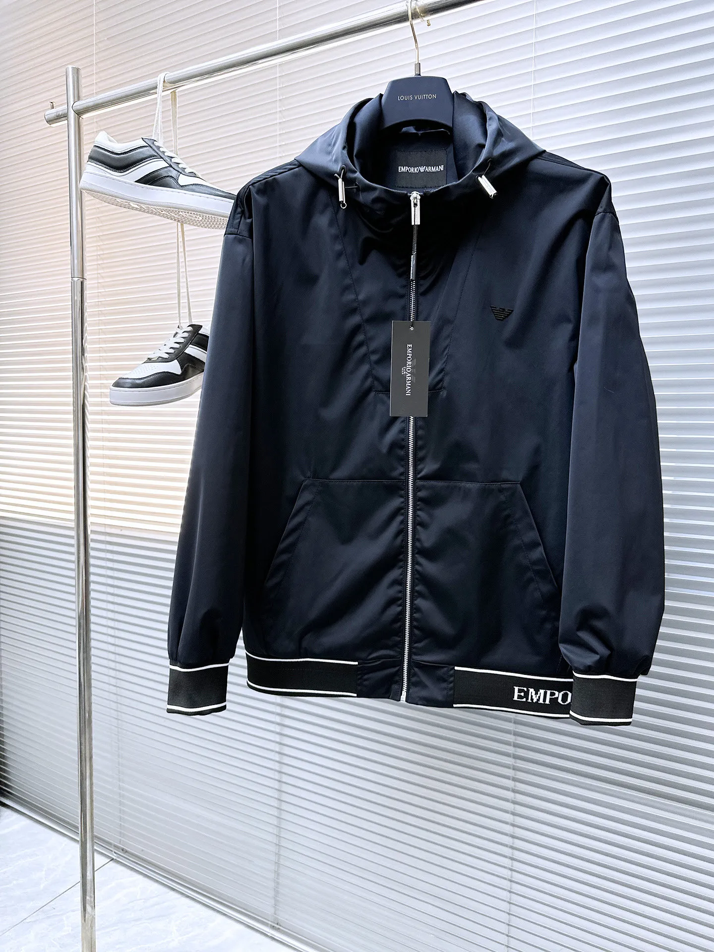 Armani official website Same Style, complete with three labels, on sale in advance. 2026 Autumn and Winter New Arrival men's jacket, Original with complete three labels, Premium version. Custom-made fabrics at the counter. Breathable, high comfort, impeccable details, brand element design concept, reflecting high quality. It feels delicate and soft, presents a casual cut, and has a great upper body shape. Sizes: M～3XL